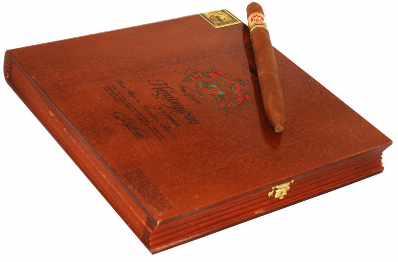 Коробка Arturo Fuente Hemingway Masterpiece на 10 сигар